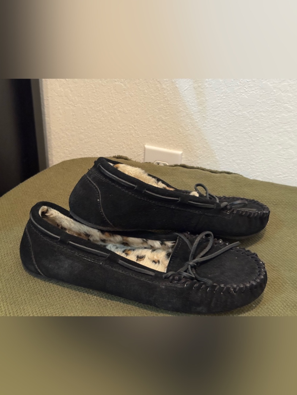 Minnetonka Womenโs Britt Trapper Slippers Leather Moccasins Size 10